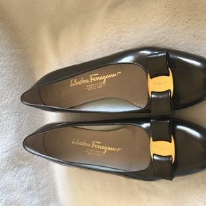 Rare Brown Patent Leather Vara Bow Low Heel Sz 9B